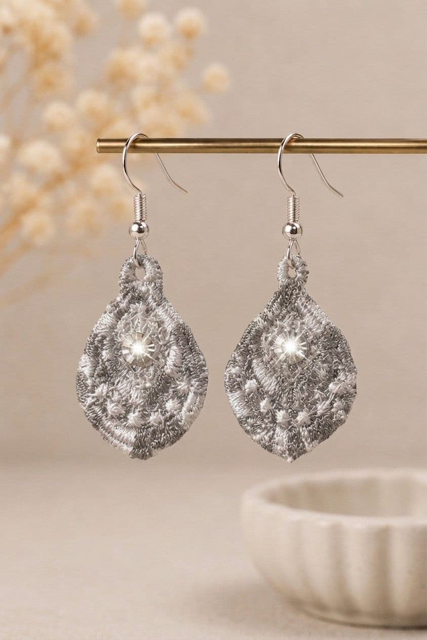 Boucles d'oreilles grises brodées en forme de goutte avec strass