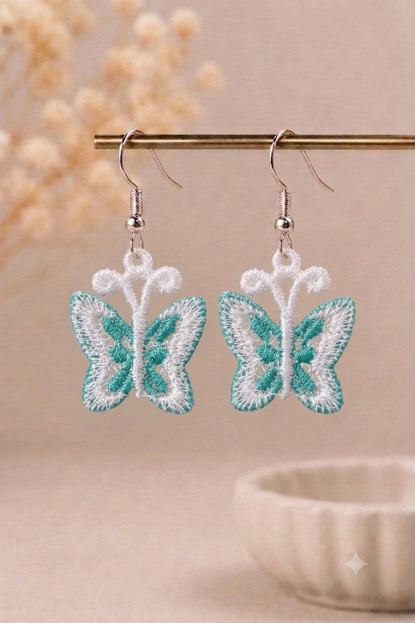 Boucles d'oreilles papillons brodées turquoise et blanc