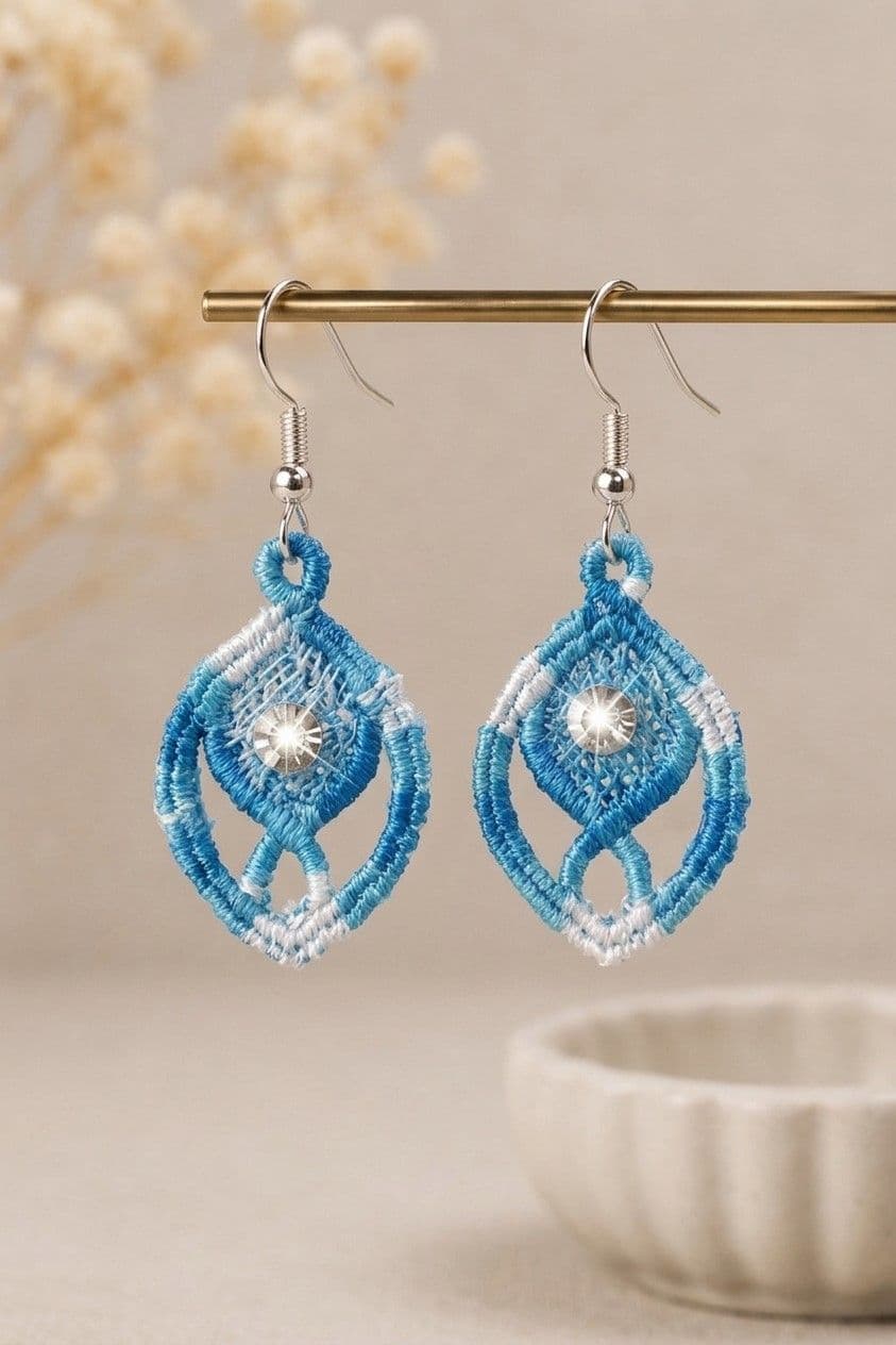 Boucles d'oreilles bleues brodées en forme de goutte avec strass