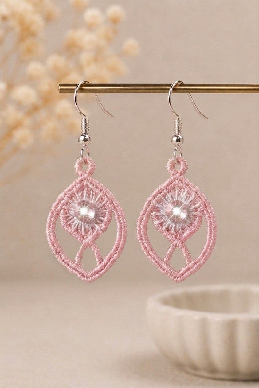 Boucles d'oreilles roses et blanc brodées en forme de goutte avec strass