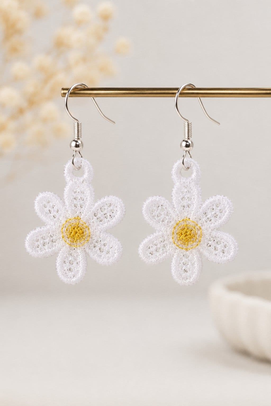 Boucles d'oreilles brodées blanche et jaune